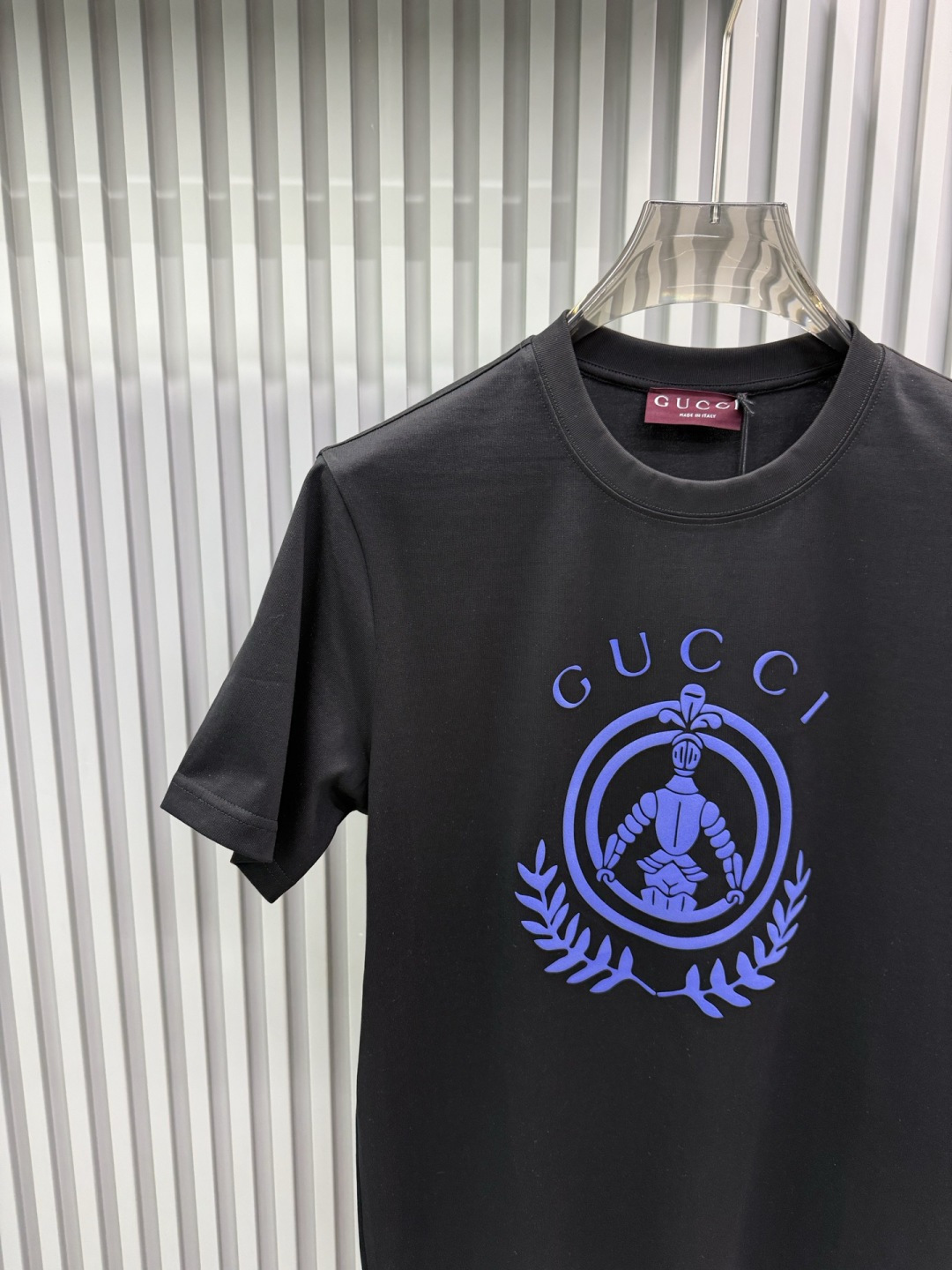 Gucci 2026春夏新品立体凹凸植绒印花工艺短袖T恤；品牌标志性设计的现代演绎，核心亮点在于其独特的