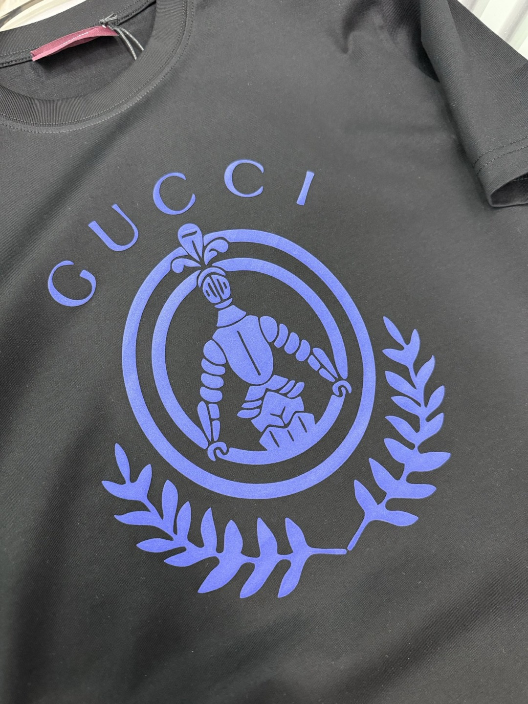 Gucci 2026春夏新品立体凹凸植绒印花工艺短袖T恤；品牌标志性设计的现代演绎，核心亮点在于其独特的
