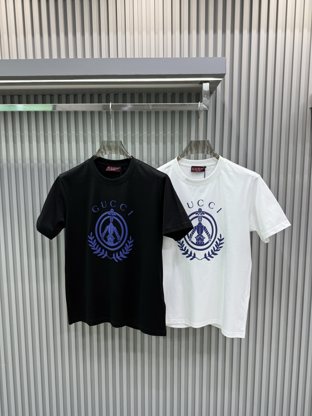 Gucci 2026春夏新品立体凹凸植绒印花工艺短袖T恤；品牌标志性设计的现代演绎，核心亮点在于其独特的