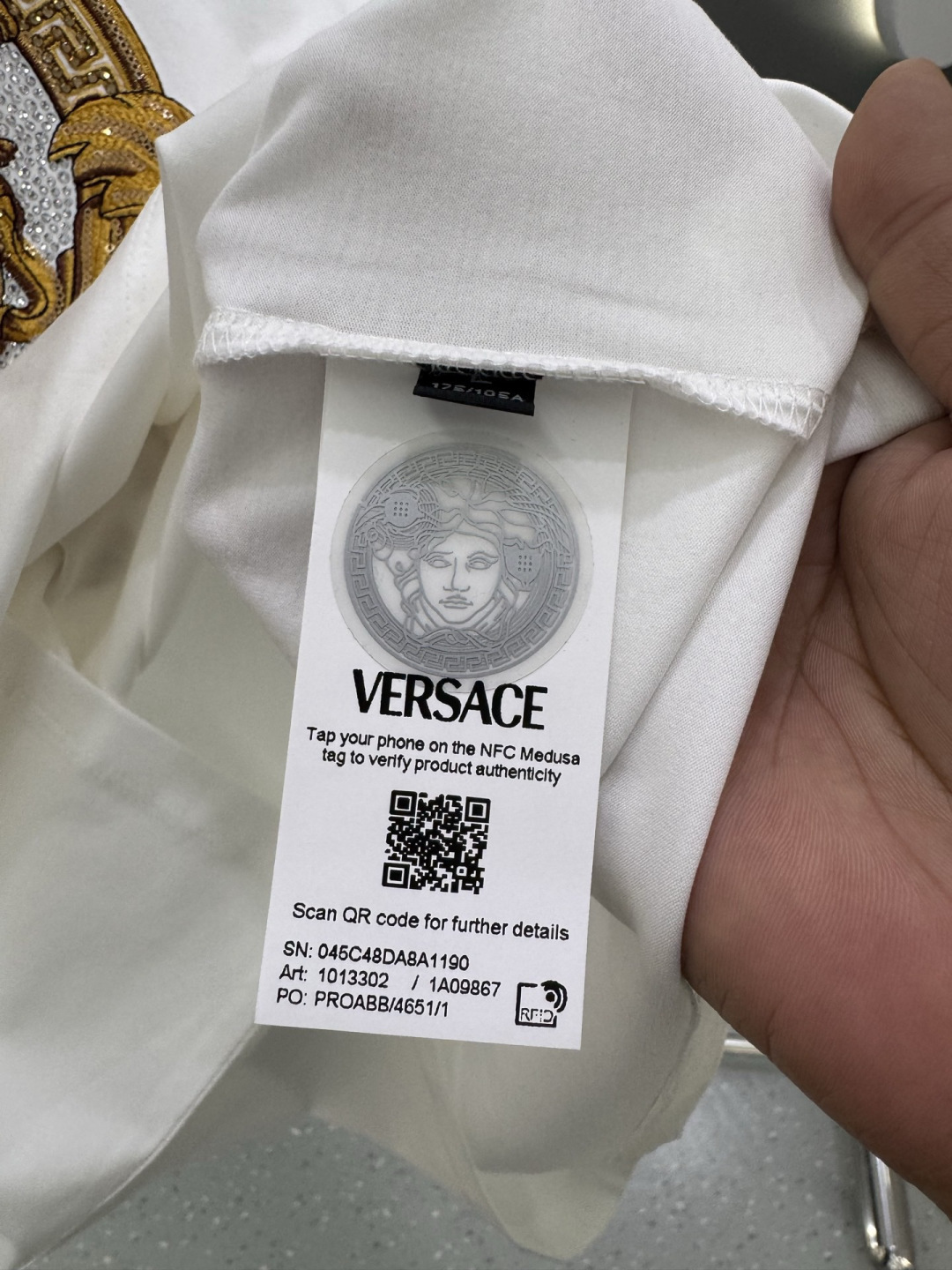 VS 2026春夏新品Medusa万针刺绣施华洛水晶钻镶嵌短袖T恤；定制100支双股丝光长绒棉面料，连续