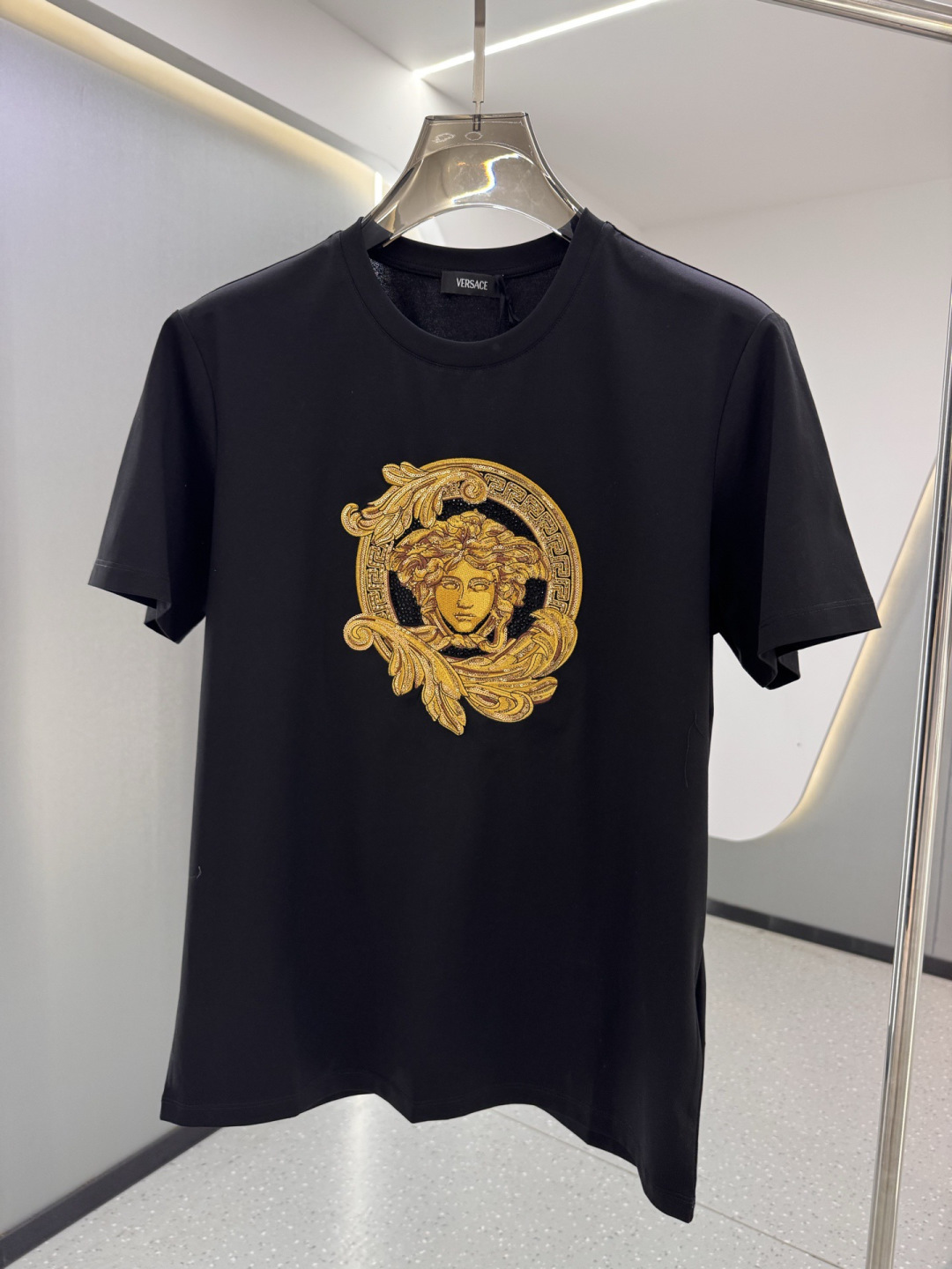VS 2026春夏新品Medusa万针刺绣施华洛水晶钻镶嵌短袖T恤；定制100支双股丝光长绒棉面料，连续