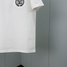 Dolce&Gabbana.杜嘉班纳 SS26春夏新品贴袋刺绣DG Milano徽标短袖T恤,正面胸前饰 Dolce&Gabbana.杜嘉班纳 SS26春夏新品贴袋刺绣DG Milano徽标短袖T恤,正面胸前饰