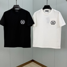 Dolce&Gabbana.杜嘉班纳 SS26春夏新品贴袋刺绣DG Milano徽标短袖T恤,正面胸前饰 Dolce&Gabbana.杜嘉班纳 SS26春夏新品贴袋刺绣DG Milano徽标短袖T恤,正面胸前饰