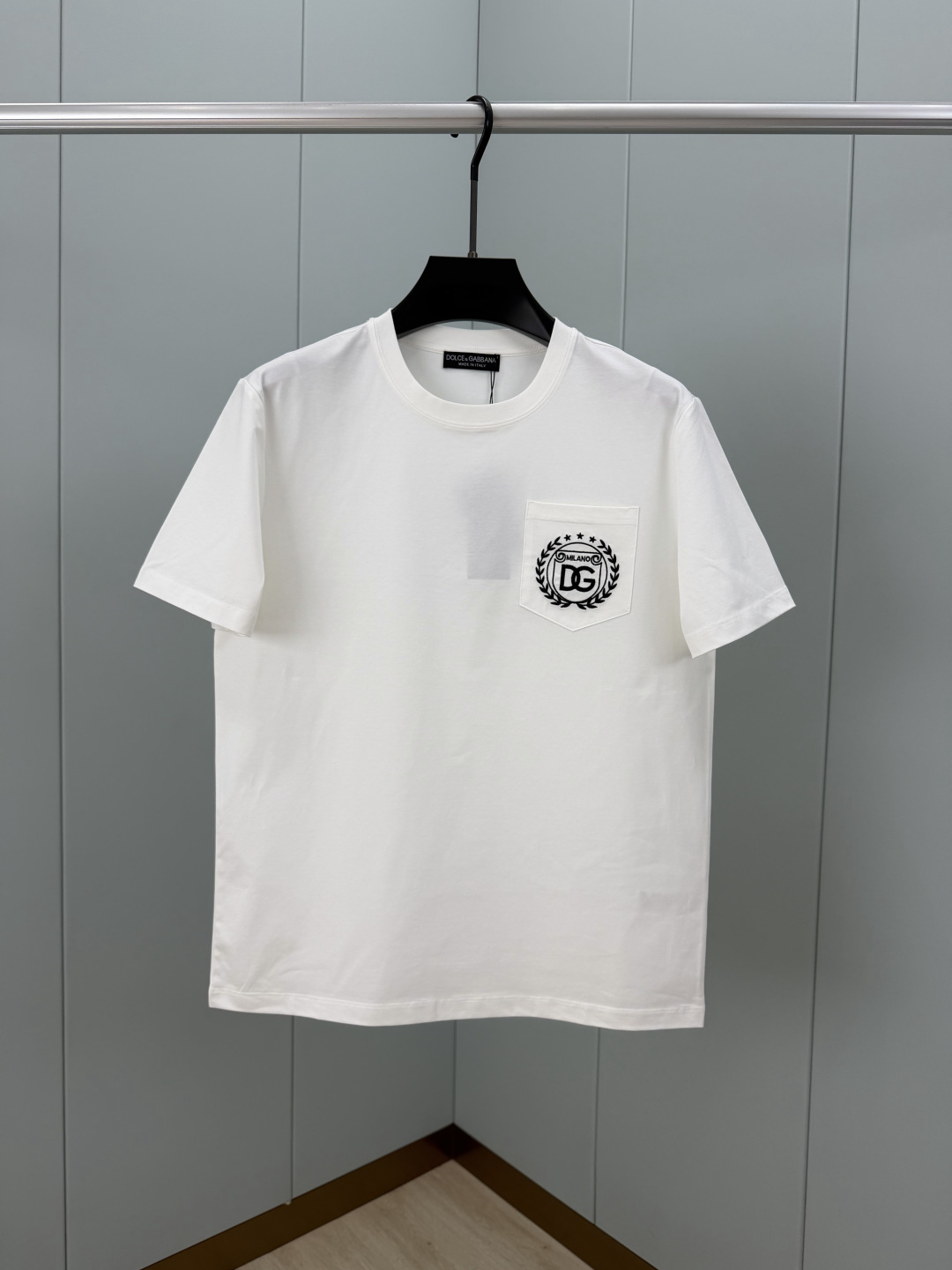 Dolce&Gabbana.杜嘉班纳 SS26春夏新品贴袋刺绣DG Milano徽标短袖T恤，正面胸前饰