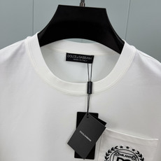 Dolce&Gabbana.杜嘉班纳 SS26春夏新品贴袋刺绣DG Milano徽标短袖T恤,正面胸前饰 Dolce&Gabbana.杜嘉班纳 SS26春夏新品贴袋刺绣DG Milano徽标短袖T恤,正面胸前饰