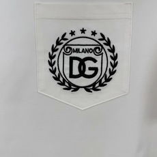 Dolce&Gabbana.杜嘉班纳 SS26春夏新品贴袋刺绣DG Milano徽标短袖T恤,正面胸前饰 Dolce&Gabbana.杜嘉班纳 SS26春夏新品贴袋刺绣DG Milano徽标短袖T恤,正面胸前饰
