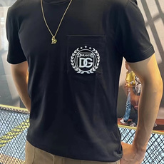 Dolce&Gabbana.杜嘉班纳 SS26春夏新品贴袋刺绣DG Milano徽标短袖T恤,正面胸前饰 Dolce&Gabbana.杜嘉班纳 SS26春夏新品贴袋刺绣DG Milano徽标短袖T恤,正面胸前饰