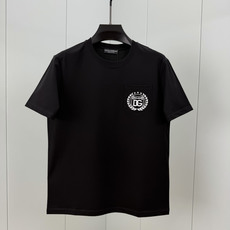 Dolce&Gabbana.杜嘉班纳 SS26春夏新品贴袋刺绣DG Milano徽标短袖T恤,正面胸前饰 Dolce&Gabbana.杜嘉班纳 SS26春夏新品贴袋刺绣DG Milano徽标短袖T恤,正面胸前饰
