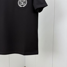 Dolce&Gabbana.杜嘉班纳 SS26春夏新品贴袋刺绣DG Milano徽标短袖T恤,正面胸前饰 Dolce&Gabbana.杜嘉班纳 SS26春夏新品贴袋刺绣DG Milano徽标短袖T恤,正面胸前饰