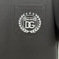 Dolce&Gabbana.杜嘉班纳 SS26春夏新品贴袋刺绣DG Milano徽标短袖T恤,正面胸前饰 Dolce&Gabbana.杜嘉班纳 SS26春夏新品贴袋刺绣DG Milano徽标短袖T恤,正面胸前饰