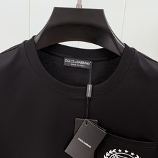 Dolce&Gabbana.杜嘉班纳 SS26春夏新品贴袋刺绣DG Milano徽标短袖T恤,正面胸前饰 Dolce&Gabbana.杜嘉班纳 SS26春夏新品贴袋刺绣DG Milano徽标短袖T恤,正面胸前饰
