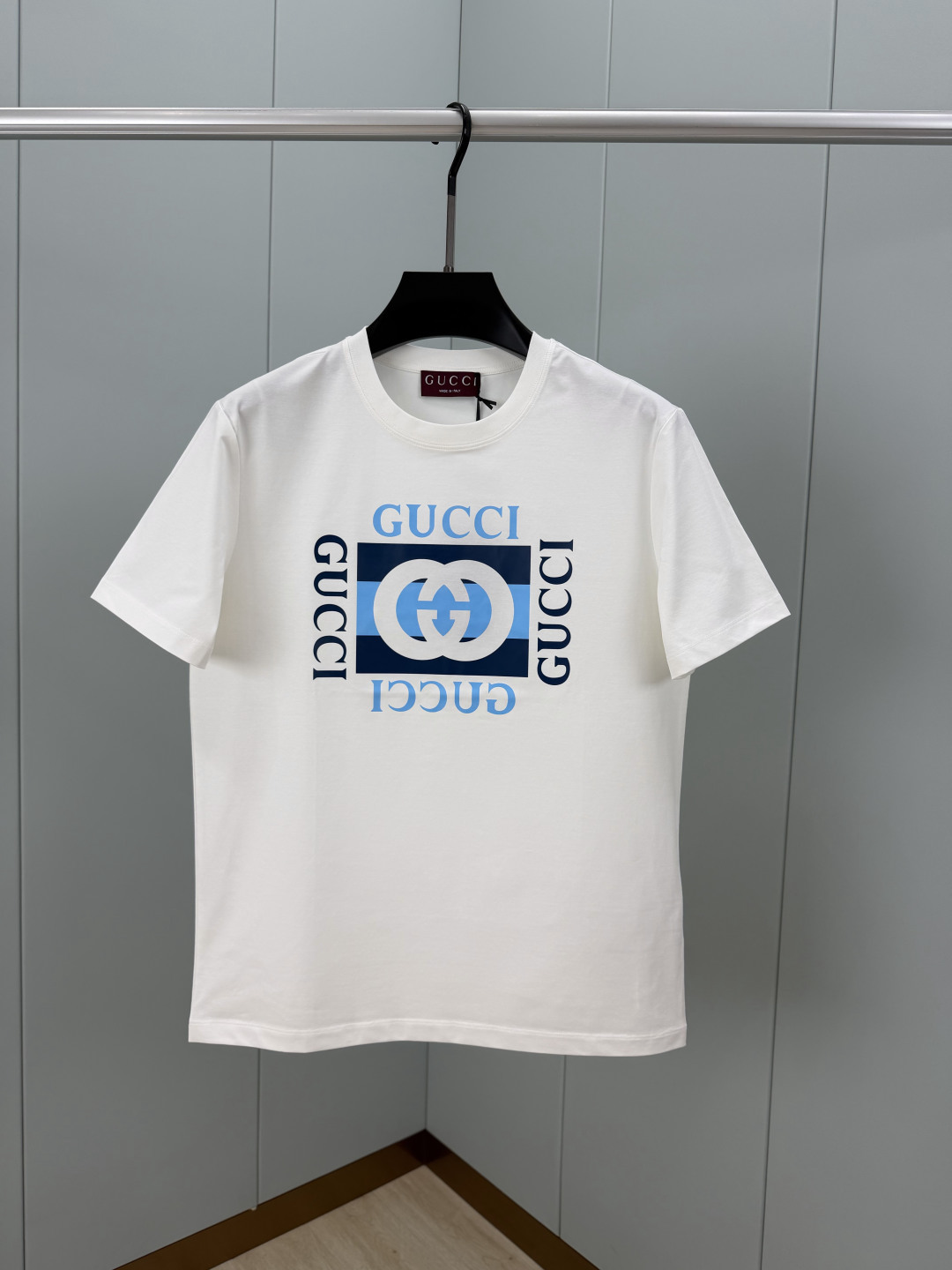 Gucci.古驰 SS26春夏新品互扣式双G条纹印花标识短袖T恤，正面缀饰Gucci典藏互扣式双G条纹印