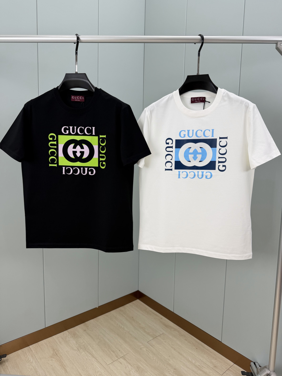 Gucci.古驰 SS26春夏新品互扣式双G条纹印花标识短袖T恤，正面缀饰Gucci典藏互扣式双G条纹印