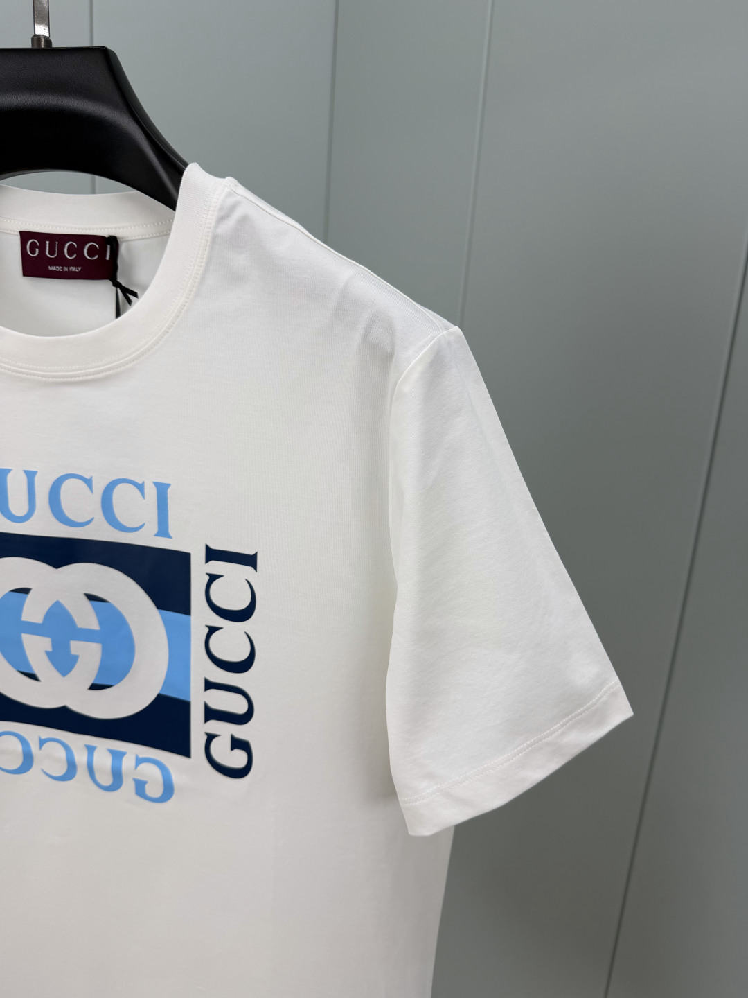 Gucci.古驰 SS26春夏新品互扣式双G条纹印花标识短袖T恤，正面缀饰Gucci典藏互扣式双G条纹印