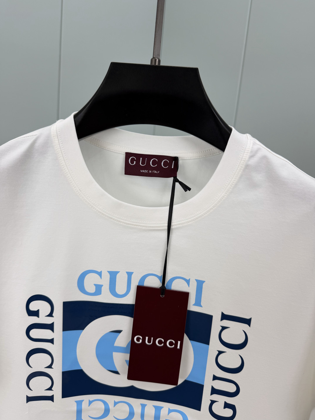 Gucci.古驰 SS26春夏新品互扣式双G条纹印花标识短袖T恤，正面缀饰Gucci典藏互扣式双G条纹印