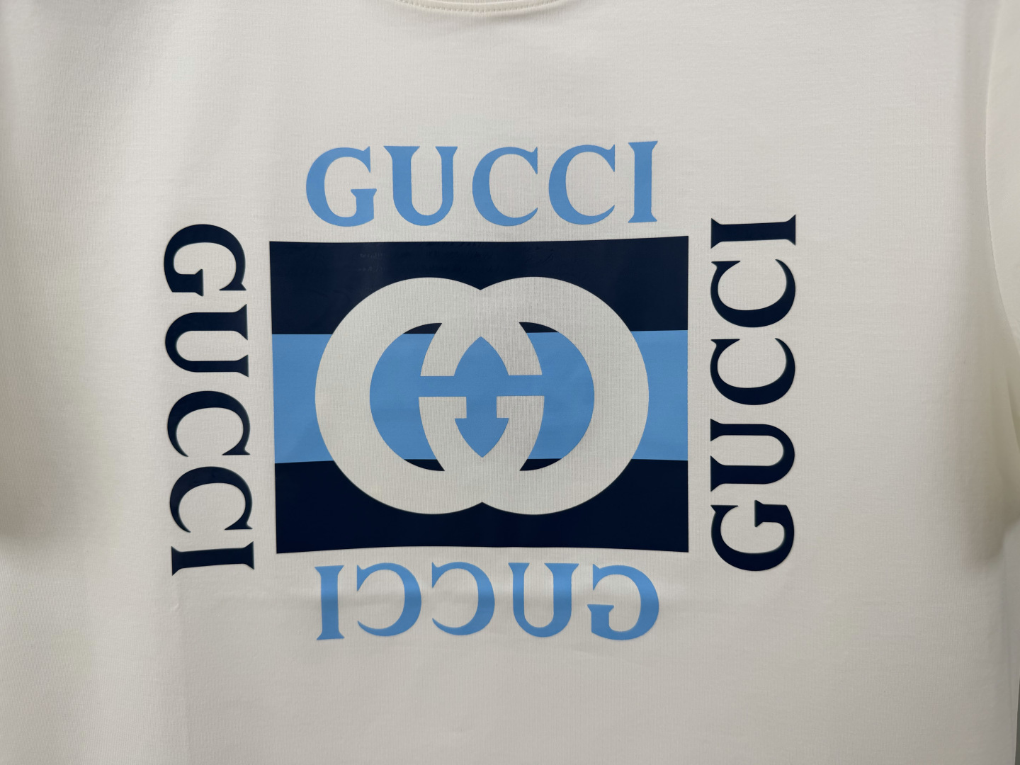 Gucci.古驰 SS26春夏新品互扣式双G条纹印花标识短袖T恤，正面缀饰Gucci典藏互扣式双G条纹印