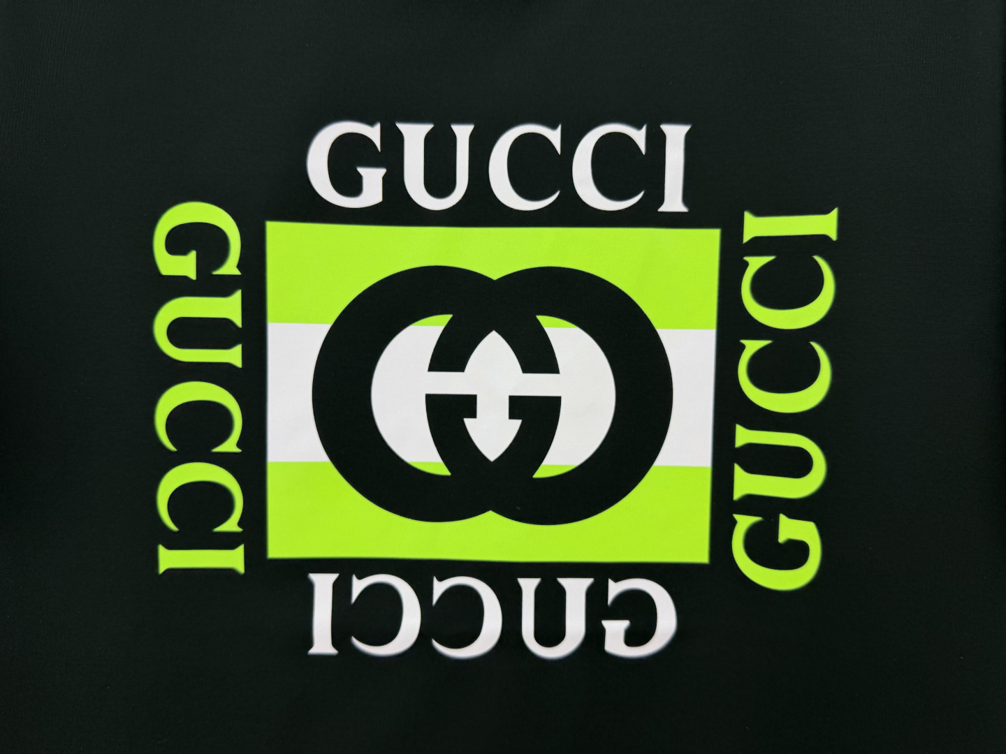 Gucci.古驰 SS26春夏新品互扣式双G条纹印花标识短袖T恤，正面缀饰Gucci典藏互扣式双G条纹印