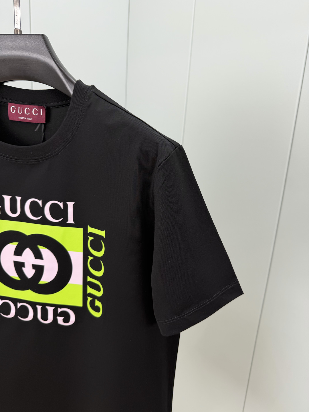 Gucci.古驰 SS26春夏新品互扣式双G条纹印花标识短袖T恤，正面缀饰Gucci典藏互扣式双G条纹印