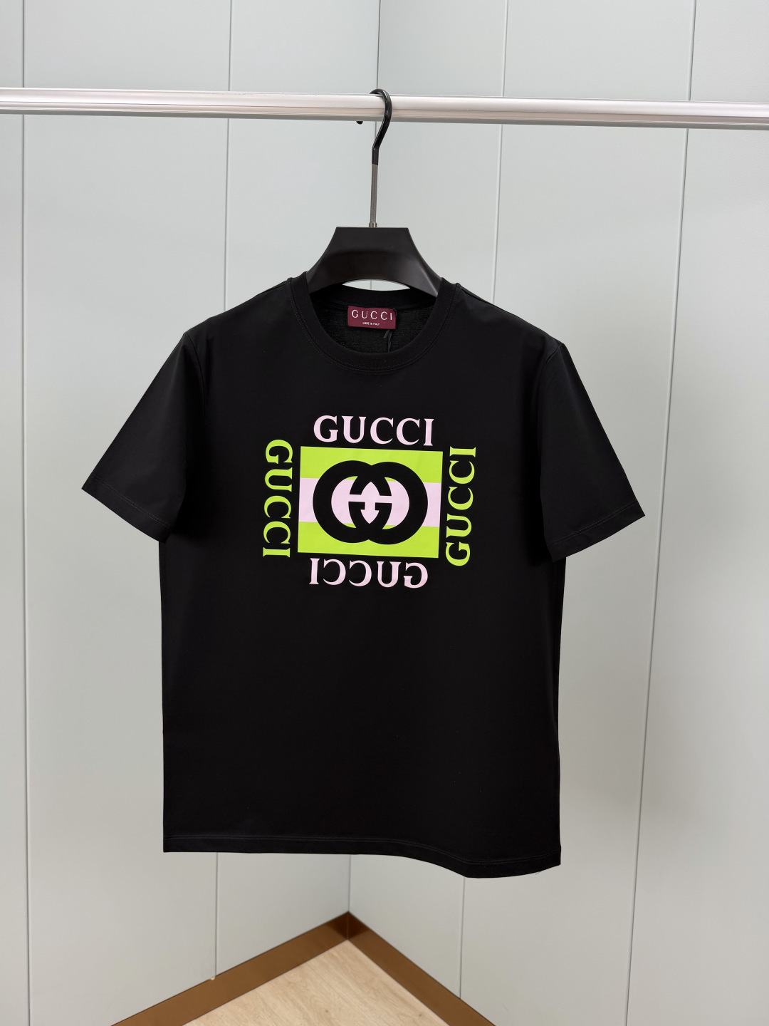 Gucci.古驰 SS26春夏新品互扣式双G条纹印花标识短袖T恤，正面缀饰Gucci典藏互扣式双G条纹印