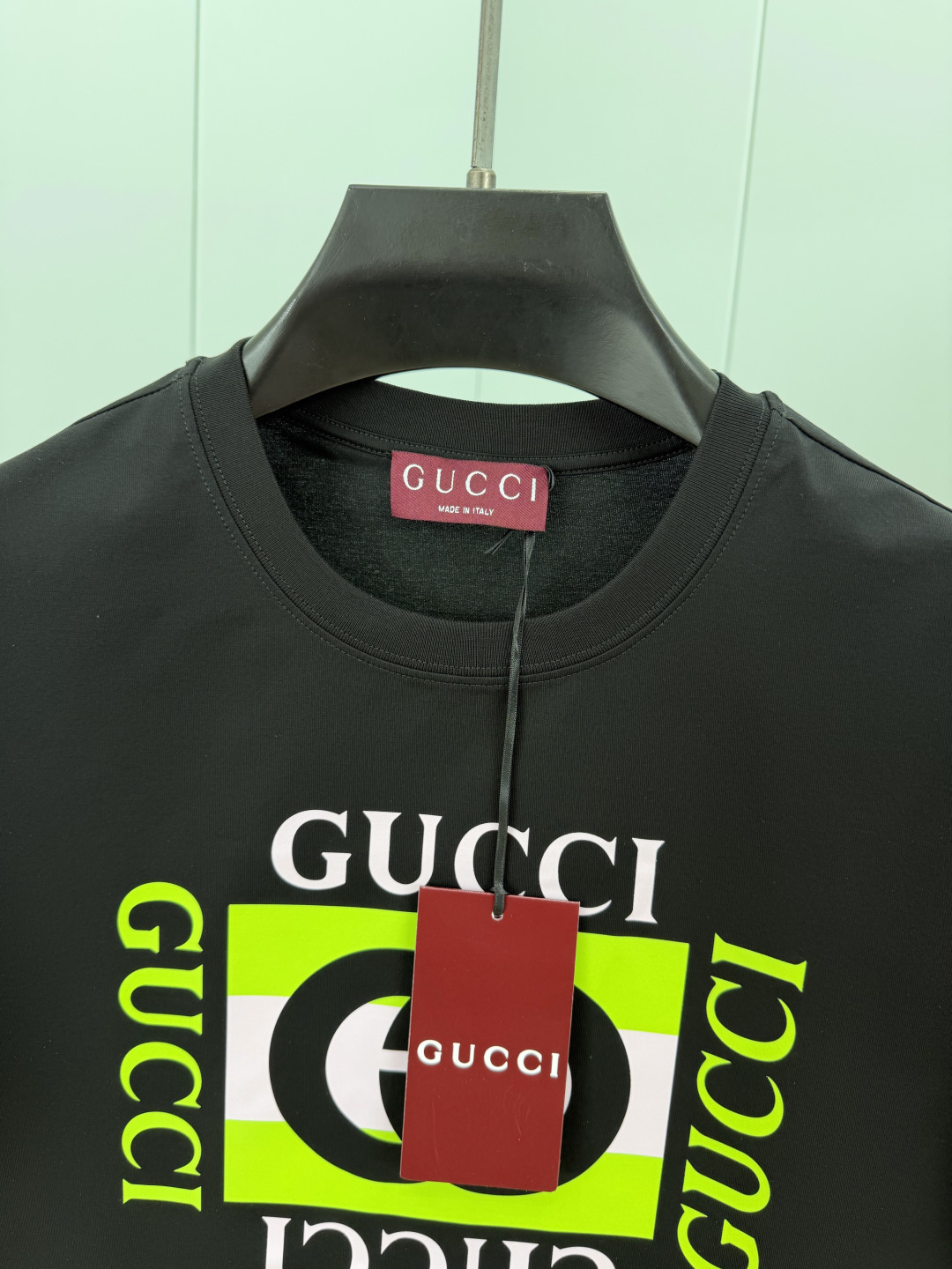 Gucci.古驰 SS26春夏新品互扣式双G条纹印花标识短袖T恤，正面缀饰Gucci典藏互扣式双G条纹印