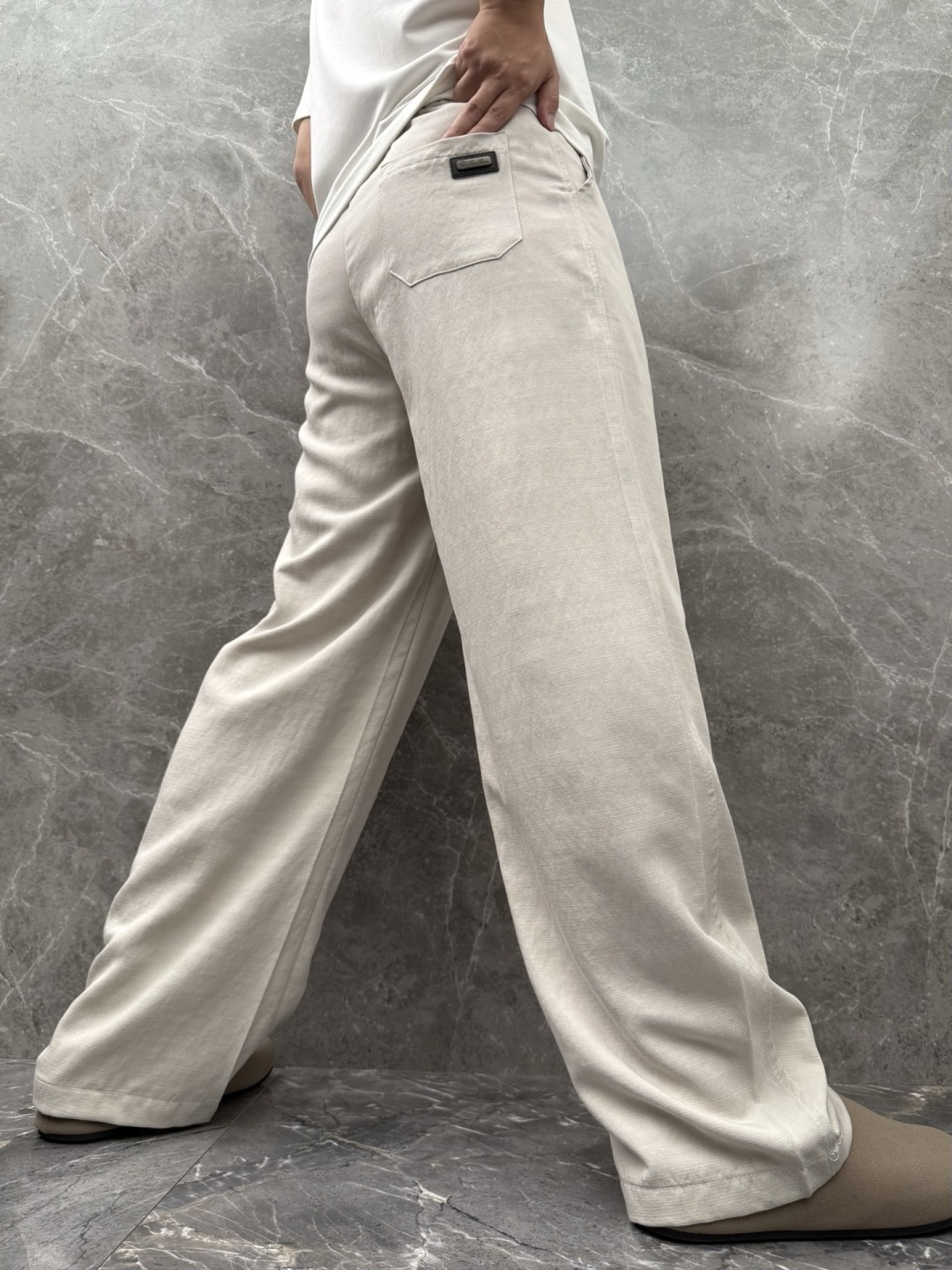 Loro piana 新款天丝休闲裤，采用醋酸天丝面料打造，舒适轻肤软糯，非常有垂感不显臃肿。前面植绒设