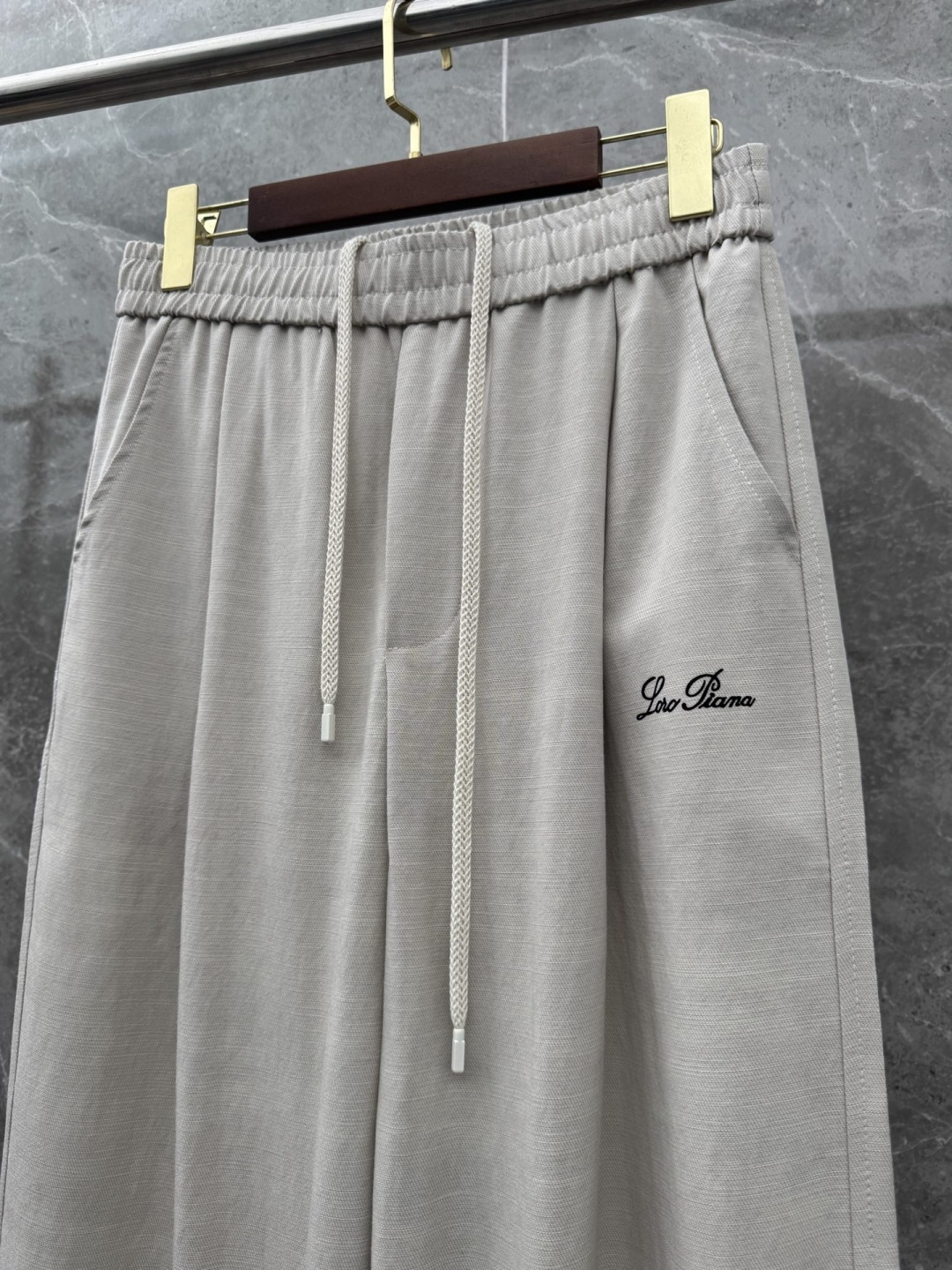 Loro piana 新款天丝休闲裤，采用醋酸天丝面料打造，舒适轻肤软糯，非常有垂感不显臃肿。前面植绒设