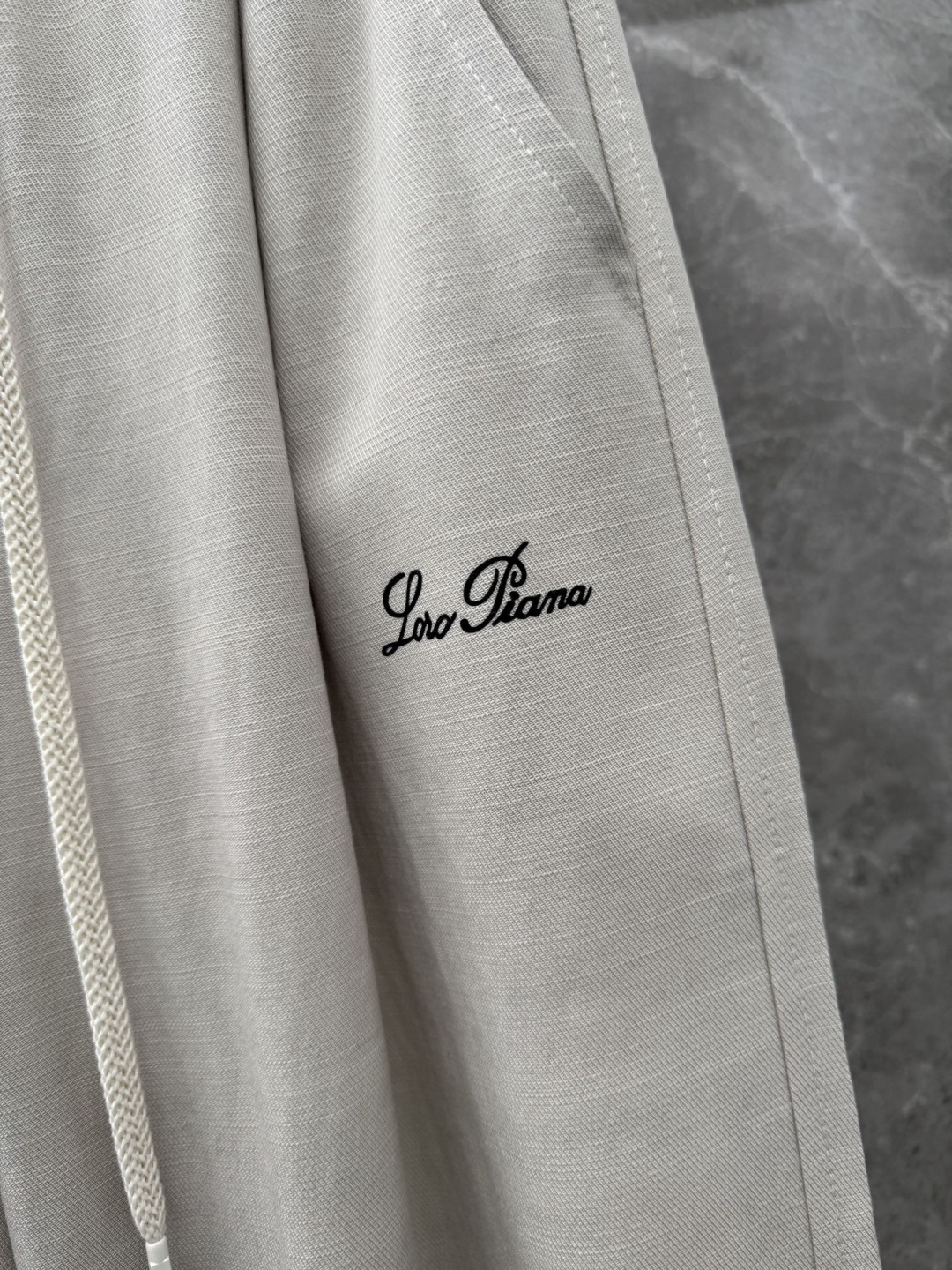 Loro piana 新款天丝休闲裤，采用醋酸天丝面料打造，舒适轻肤软糯，非常有垂感不显臃肿。前面植绒设