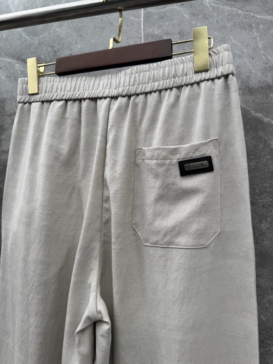 Loro piana 新款天丝休闲裤，采用醋酸天丝面料打造，舒适轻肤软糯，非常有垂感不显臃肿。前面植绒设