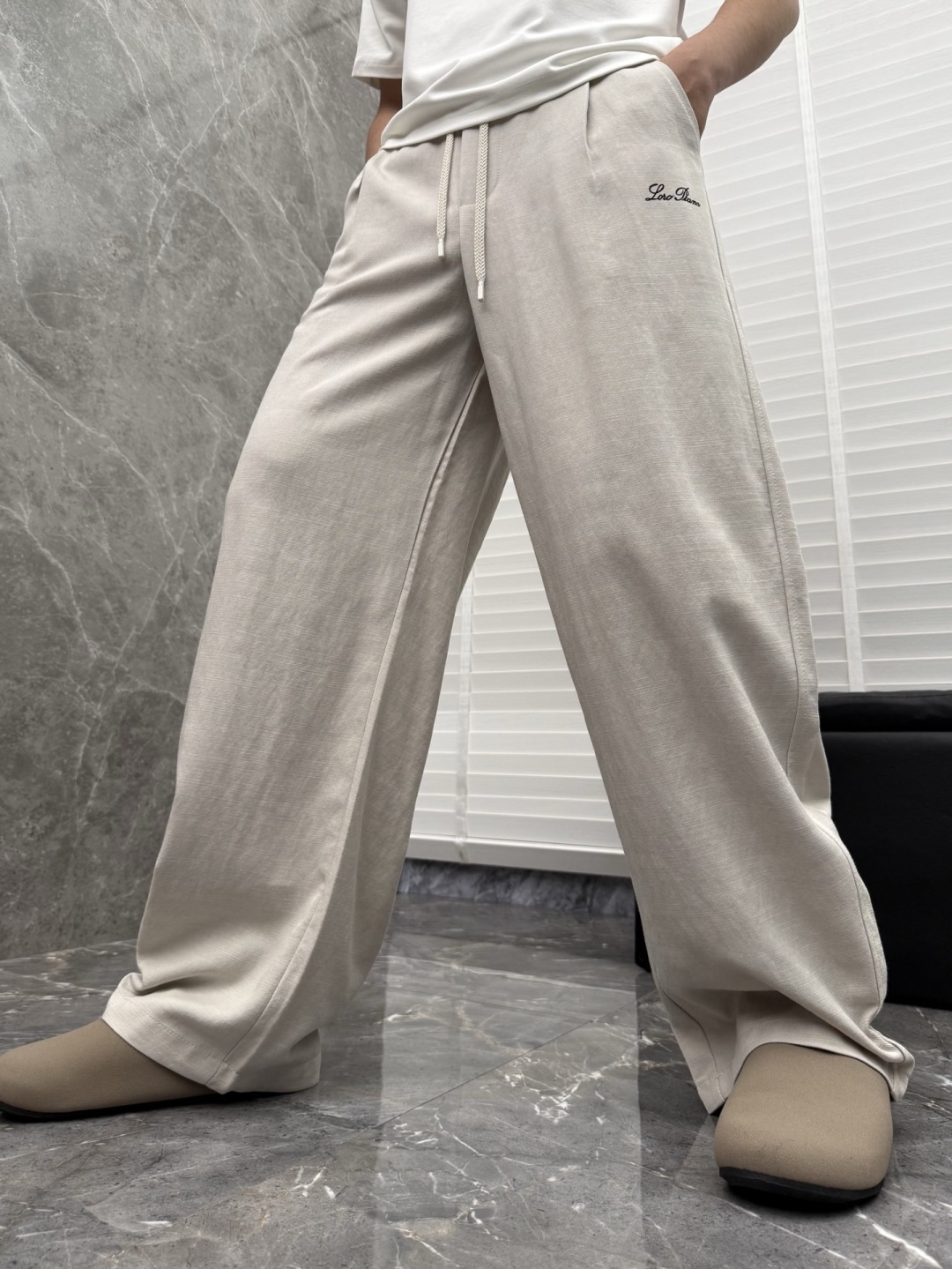 Loro piana 新款天丝休闲裤，采用醋酸天丝面料打造，舒适轻肤软糯，非常有垂感不显臃肿。前面植绒设