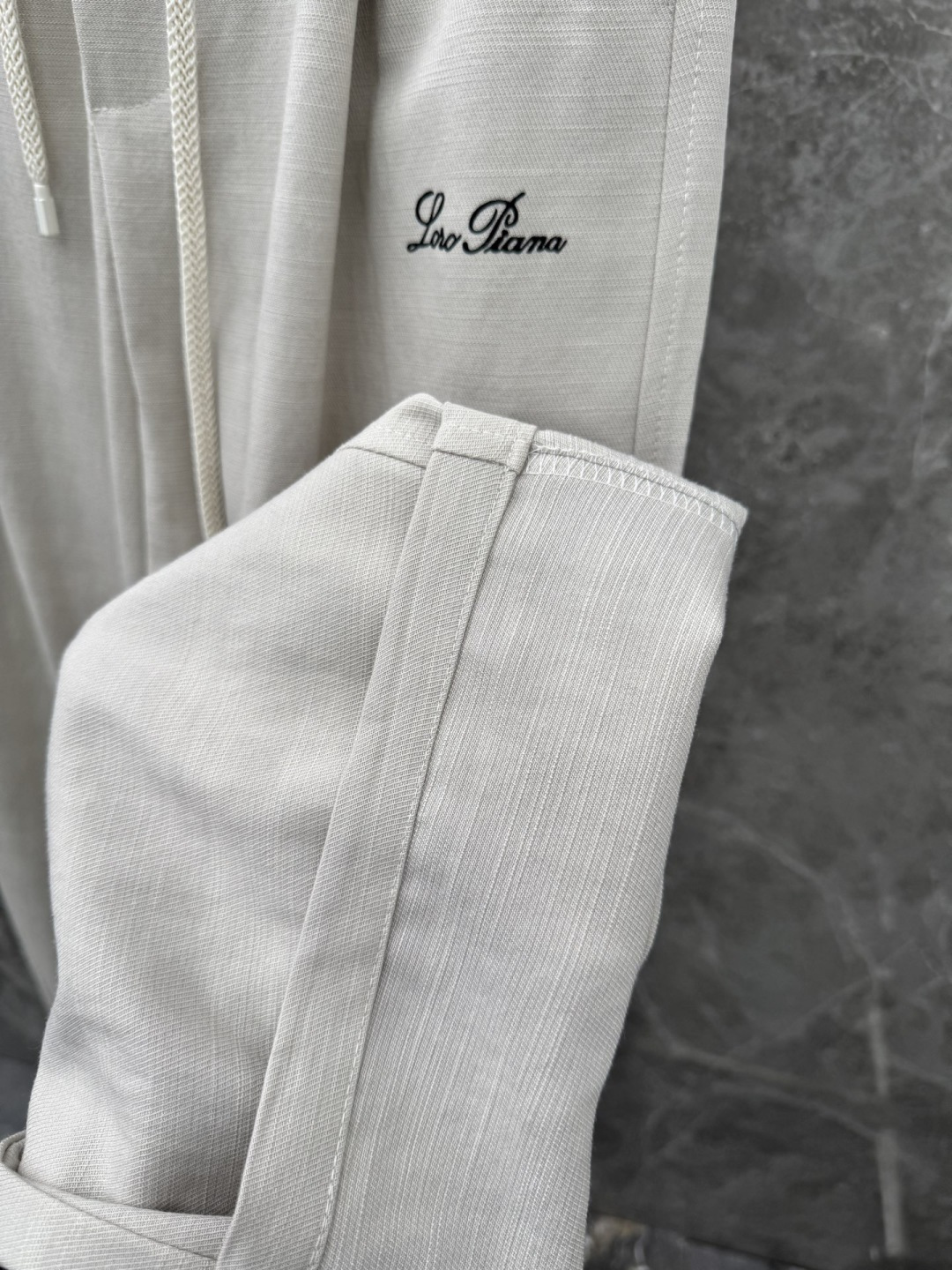 Loro piana 新款天丝休闲裤，采用醋酸天丝面料打造，舒适轻肤软糯，非常有垂感不显臃肿。前面植绒设