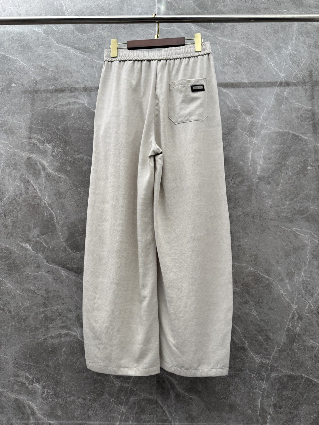 Loro piana 新款天丝休闲裤，采用醋酸天丝面料打造，舒适轻肤软糯，非常有垂感不显臃肿。前面植绒设