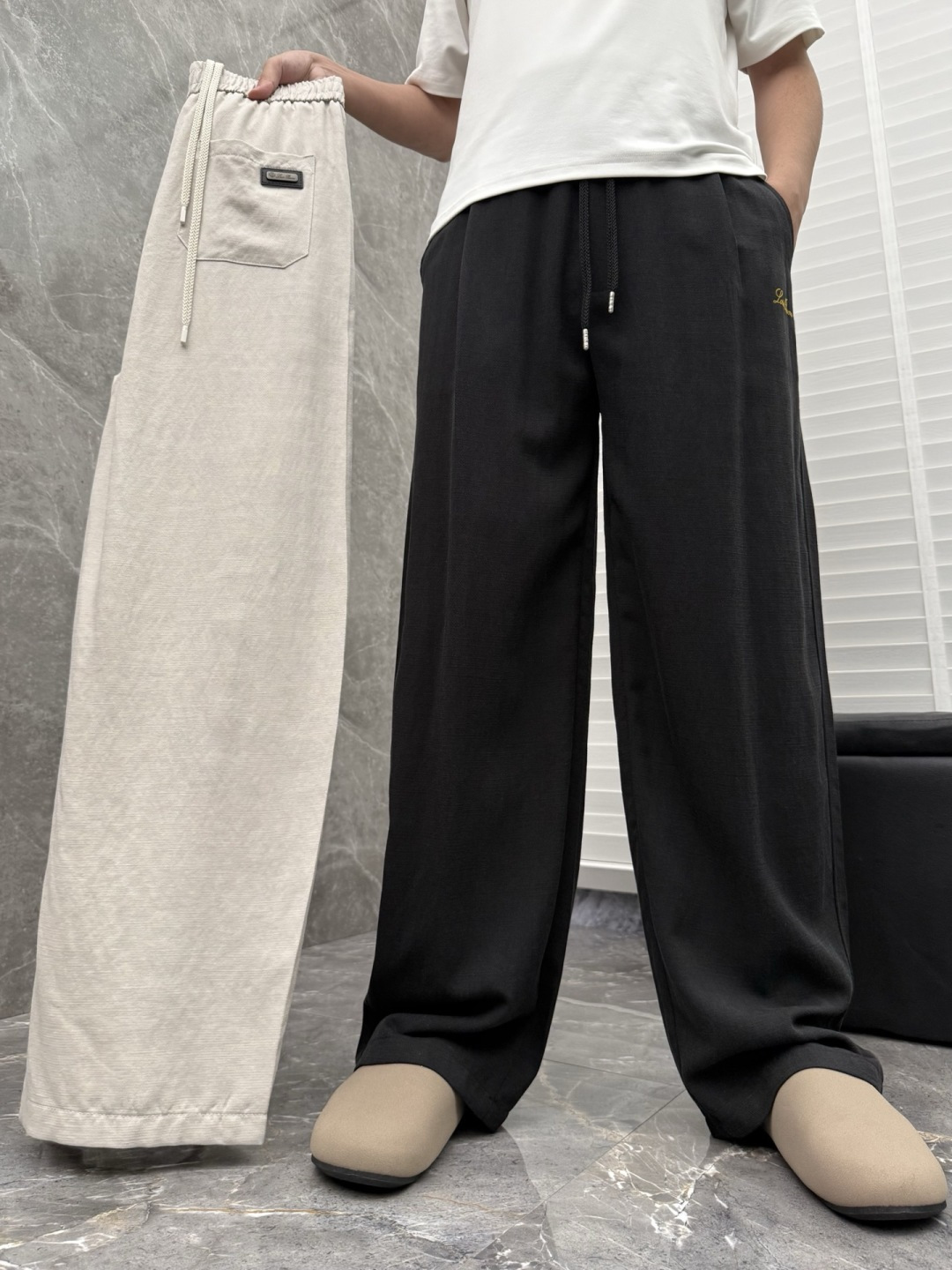 Loro piana 新款天丝休闲裤，采用醋酸天丝面料打造，舒适轻肤软糯，非常有垂感不显臃肿。前面植绒设