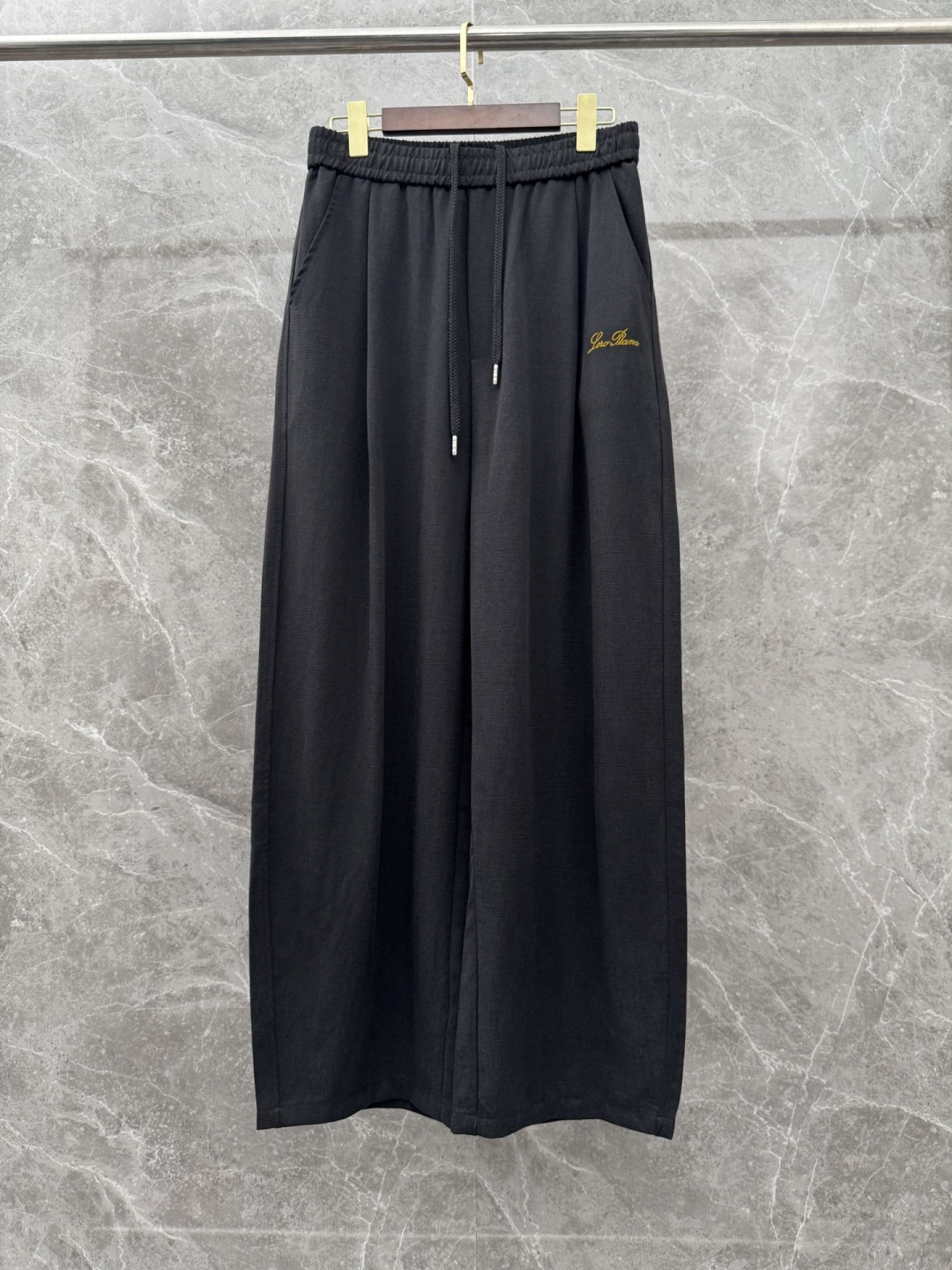 Loro piana 新款天丝休闲裤，采用醋酸天丝面料打造，舒适轻肤软糯，非常有垂感不显臃肿。前面植绒设