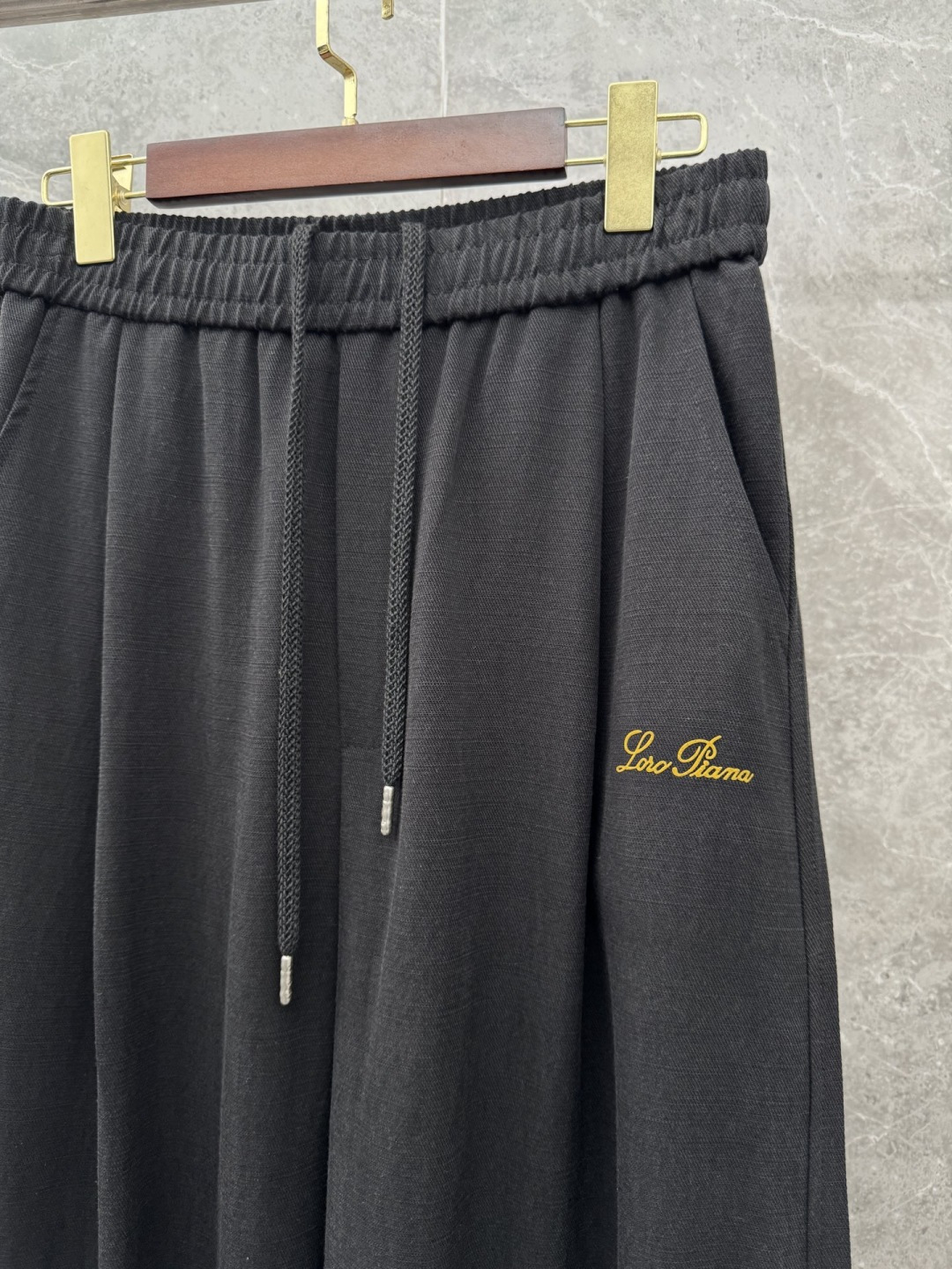 Loro piana 新款天丝休闲裤，采用醋酸天丝面料打造，舒适轻肤软糯，非常有垂感不显臃肿。前面植绒设