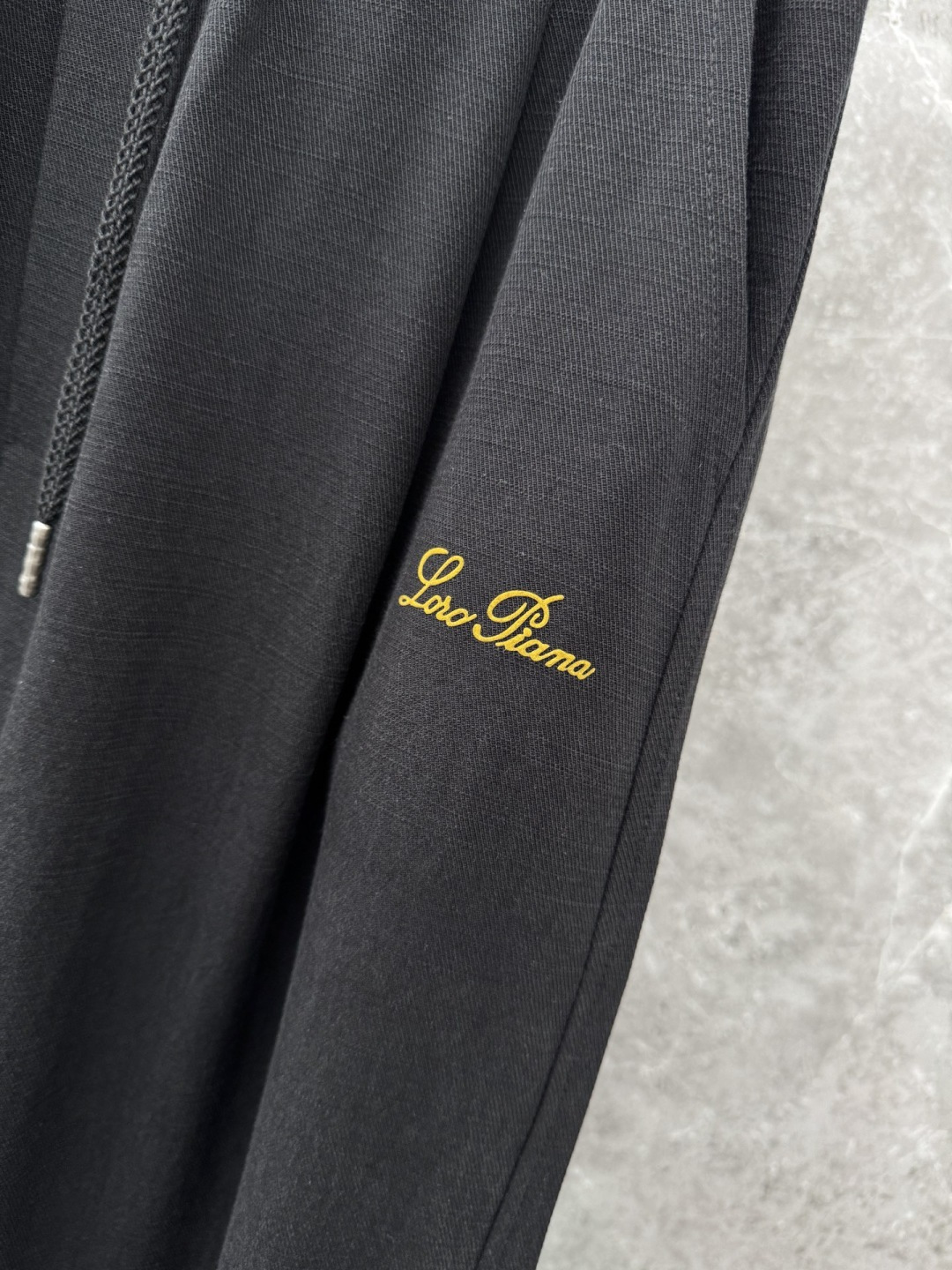 Loro piana 新款天丝休闲裤，采用醋酸天丝面料打造，舒适轻肤软糯，非常有垂感不显臃肿。前面植绒设