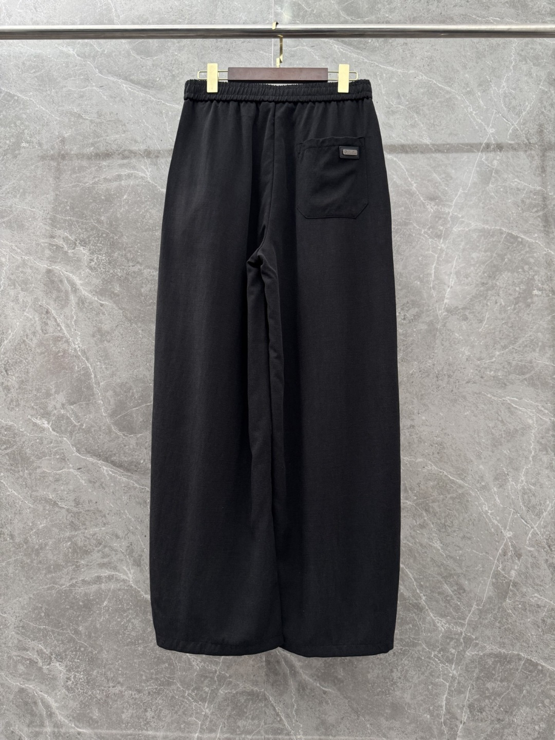 Loro piana 新款天丝休闲裤，采用醋酸天丝面料打造，舒适轻肤软糯，非常有垂感不显臃肿。前面植绒设