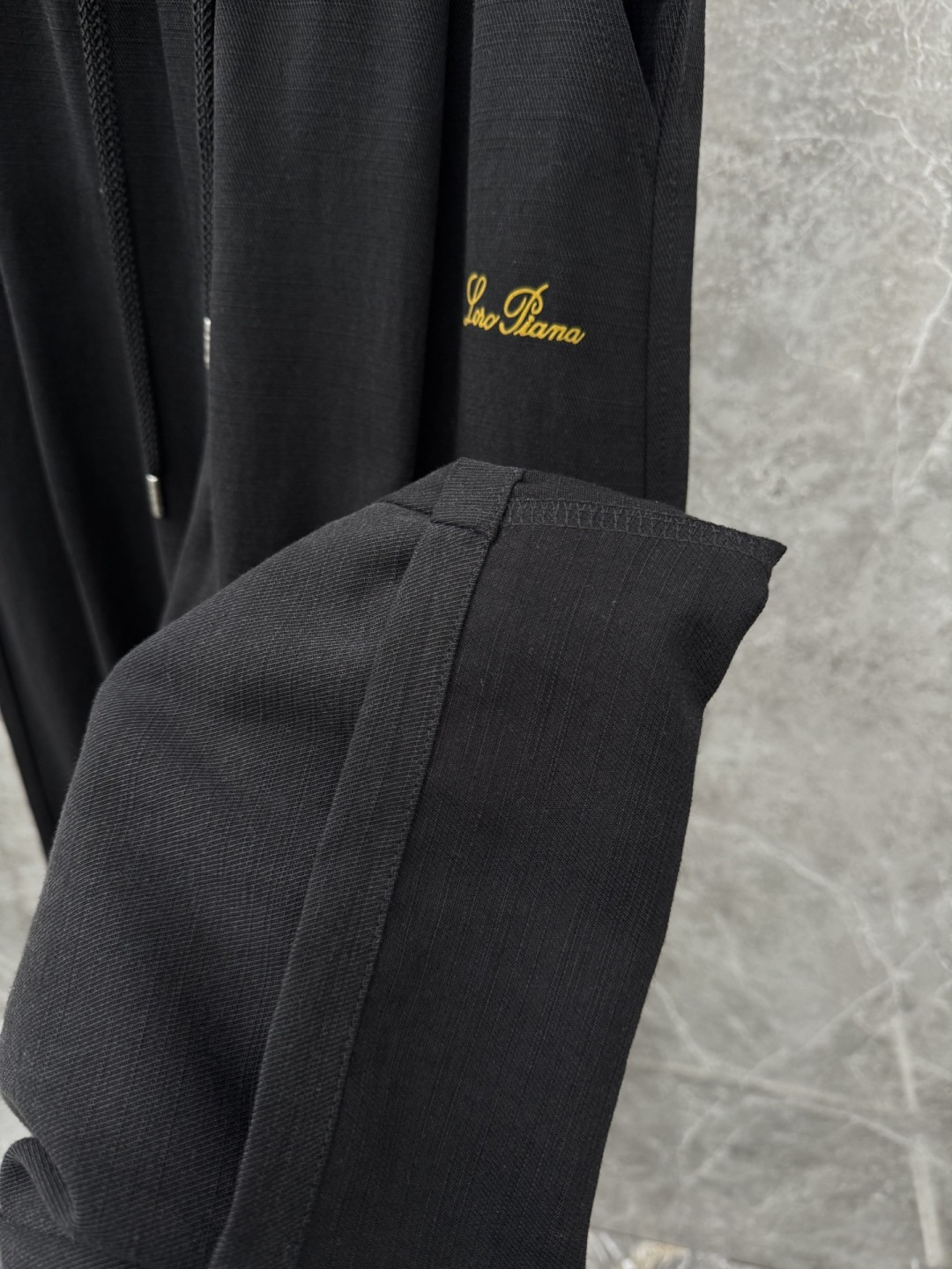 Loro piana 新款天丝休闲裤，采用醋酸天丝面料打造，舒适轻肤软糯，非常有垂感不显臃肿。前面植绒设