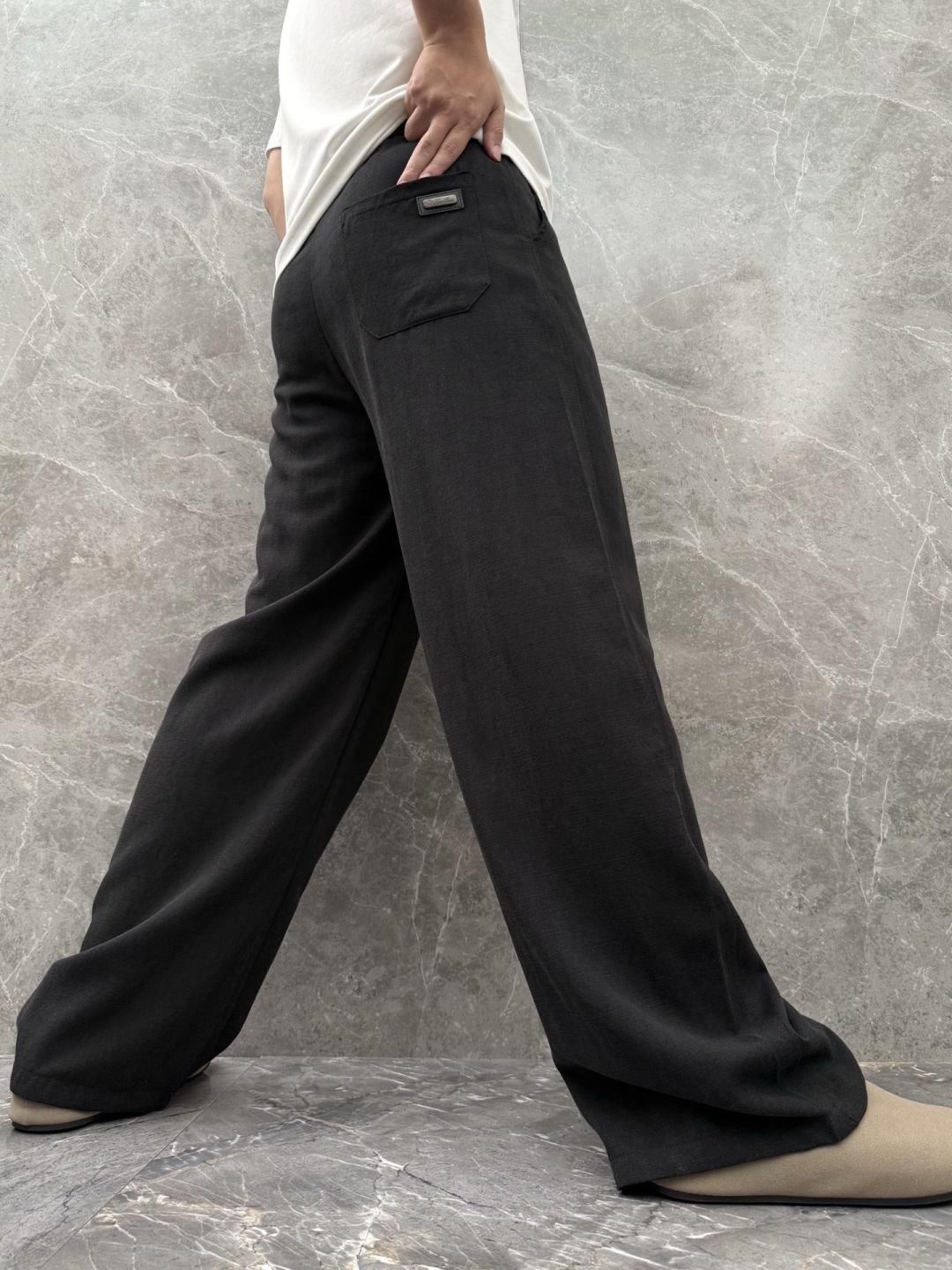 Loro piana 新款天丝休闲裤，采用醋酸天丝面料打造，舒适轻肤软糯，非常有垂感不显臃肿。前面植绒设