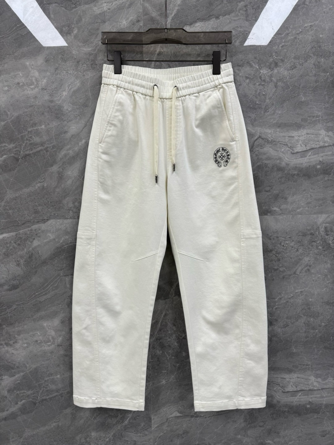 26春夏新款CH印花马蹄标识弯刀长裤，男士高端斜纹棉瓷白休闲长裤。港口贸易订单，柜台同步发售，潮人必备的