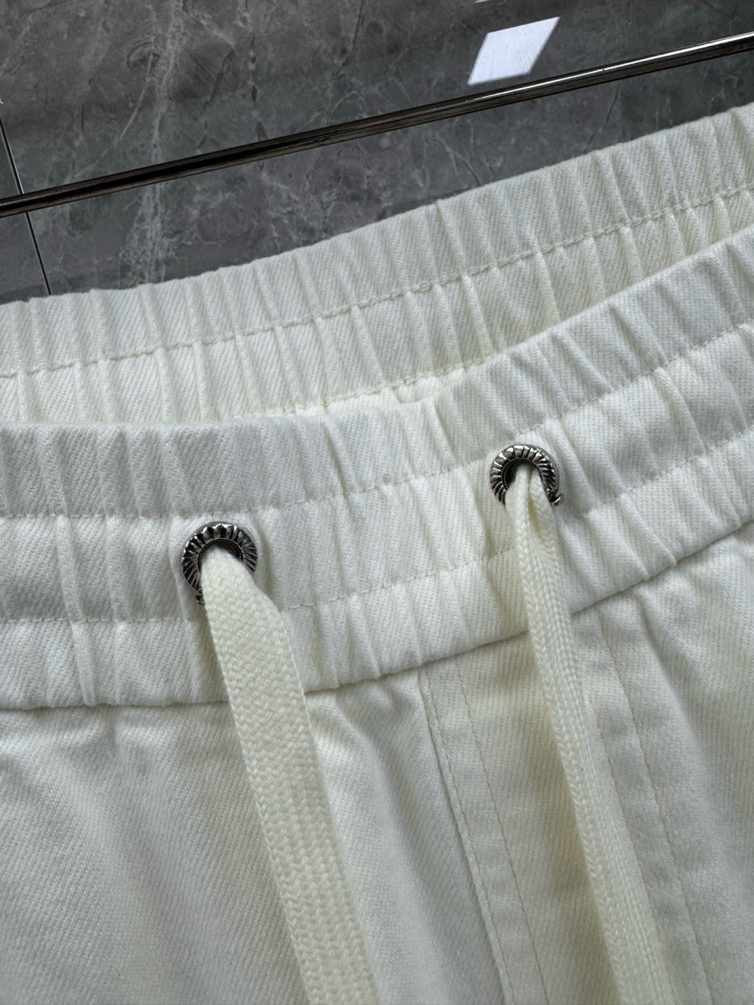 26春夏新款CH印花马蹄标识弯刀长裤，男士高端斜纹棉瓷白休闲长裤。港口贸易订单，柜台同步发售，潮人必备的