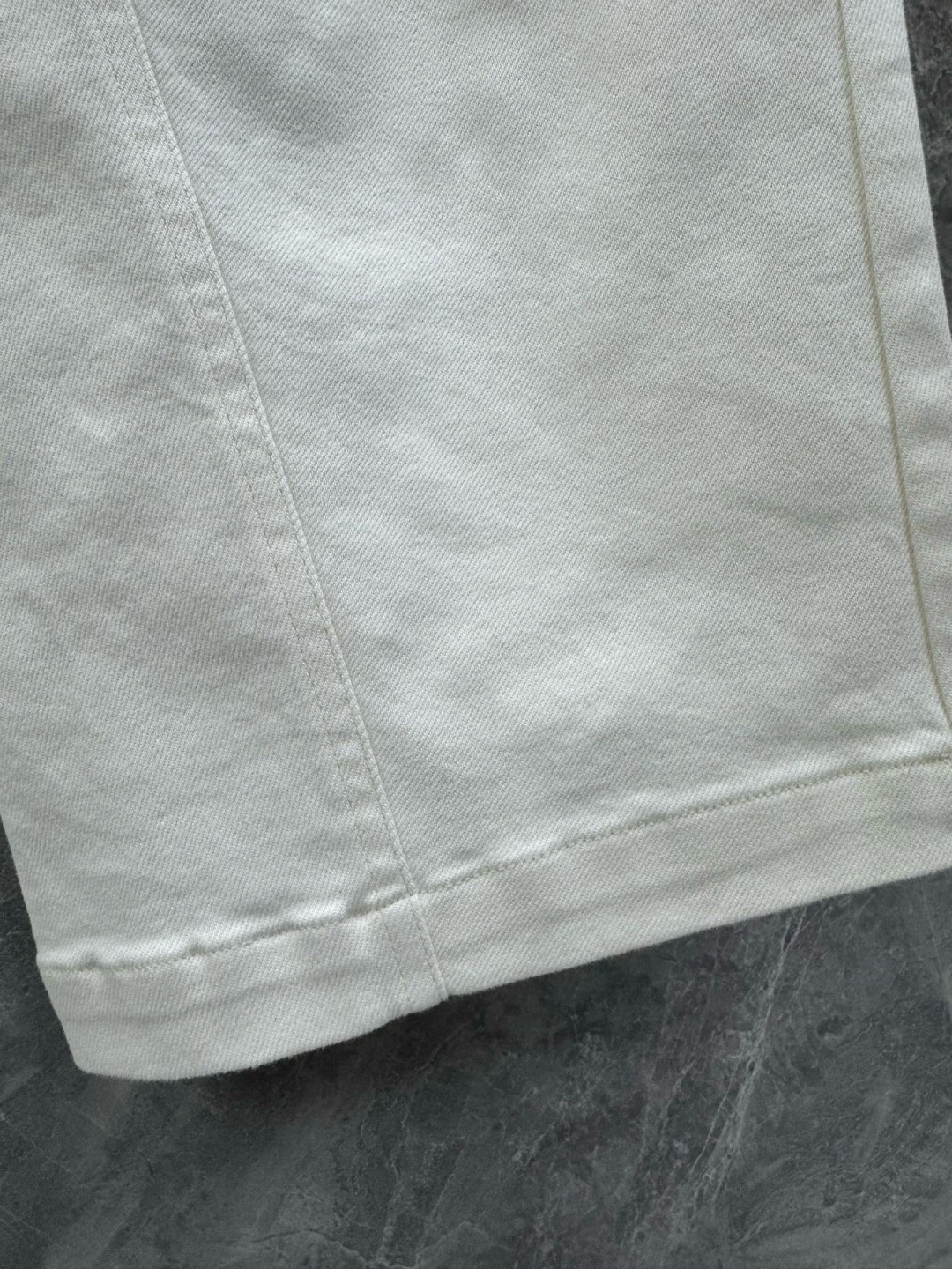 26春夏新款CH印花马蹄标识弯刀长裤，男士高端斜纹棉瓷白休闲长裤。港口贸易订单，柜台同步发售，潮人必备的