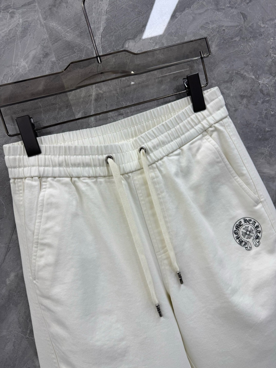 26春夏新款CH印花马蹄标识弯刀长裤，男士高端斜纹棉瓷白休闲长裤。港口贸易订单，柜台同步发售，潮人必备的