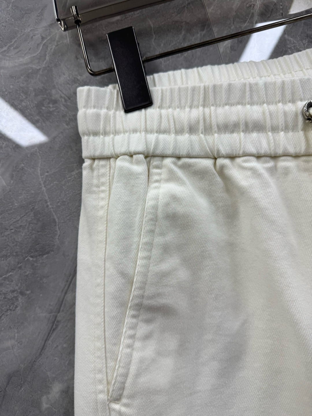 26春夏新款CH印花马蹄标识弯刀长裤，男士高端斜纹棉瓷白休闲长裤。港口贸易订单，柜台同步发售，潮人必备的