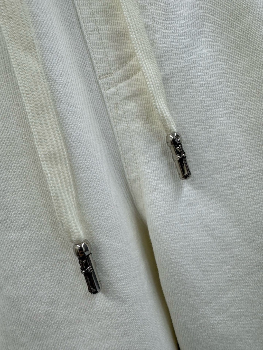 26春夏新款CH印花马蹄标识弯刀长裤，男士高端斜纹棉瓷白休闲长裤。港口贸易订单，柜台同步发售，潮人必备的