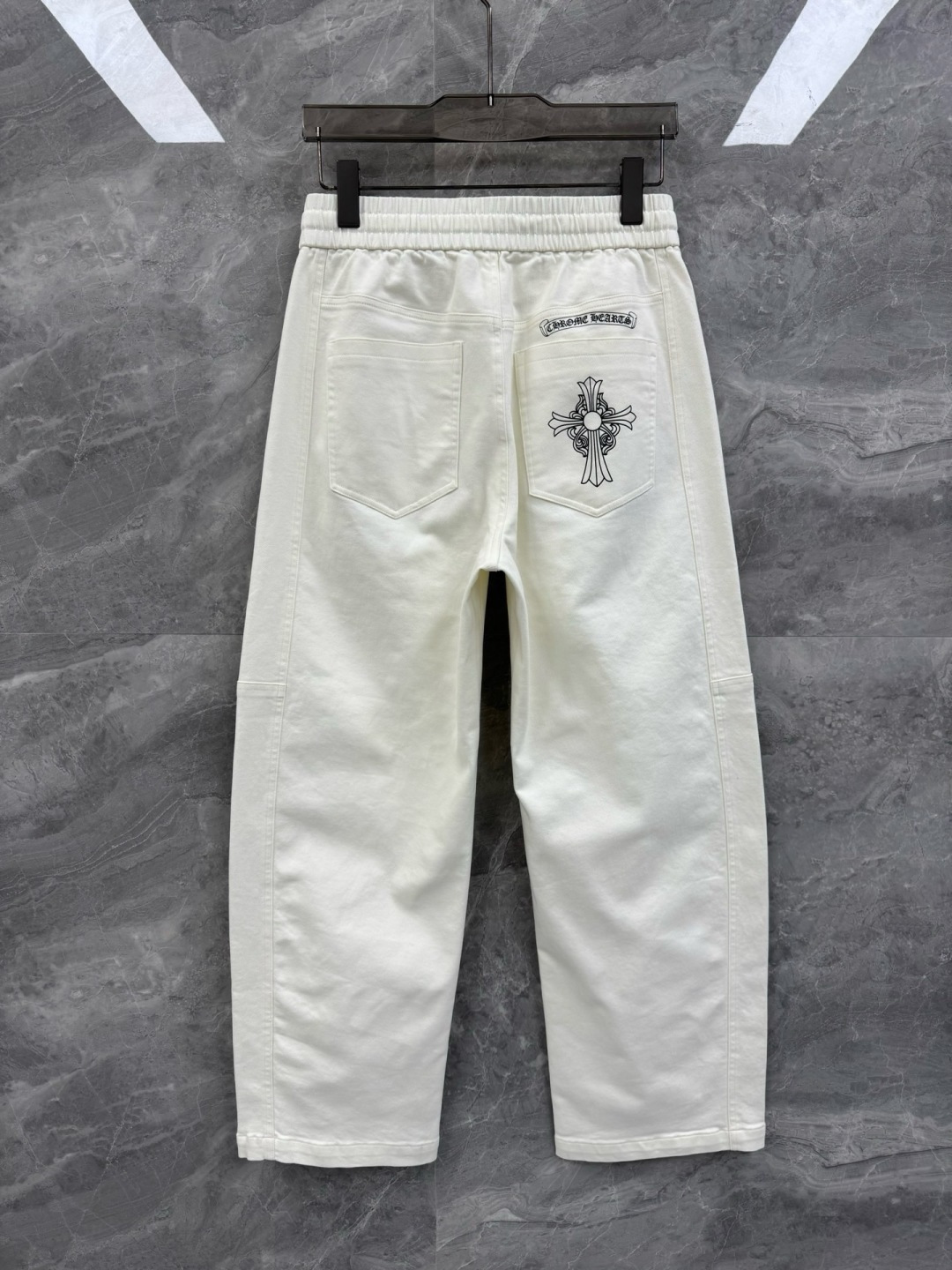26春夏新款CH印花马蹄标识弯刀长裤，男士高端斜纹棉瓷白休闲长裤。港口贸易订单，柜台同步发售，潮人必备的