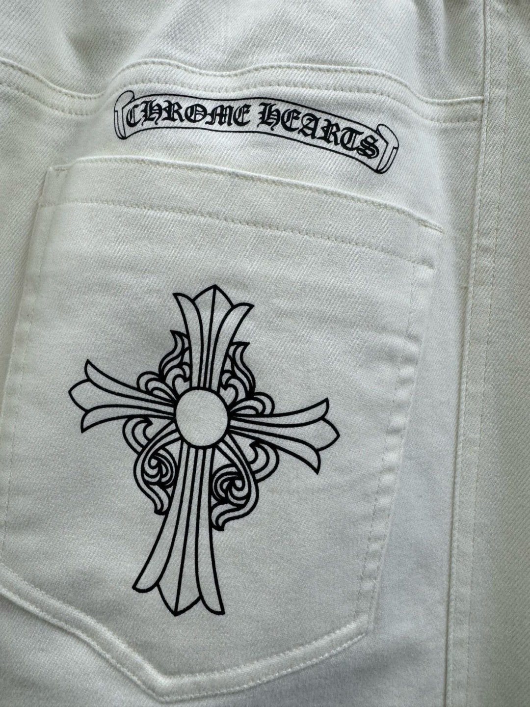 26春夏新款CH印花马蹄标识弯刀长裤，男士高端斜纹棉瓷白休闲长裤。港口贸易订单，柜台同步发售，潮人必备的