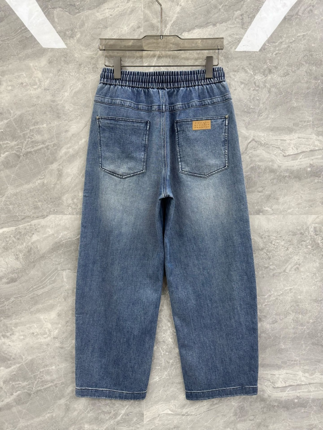 26春夏新款Martin Margiela宽松弹力牛仔裤，男士皮革标签点缀高街百搭蓝牛。柜台限量发行款，