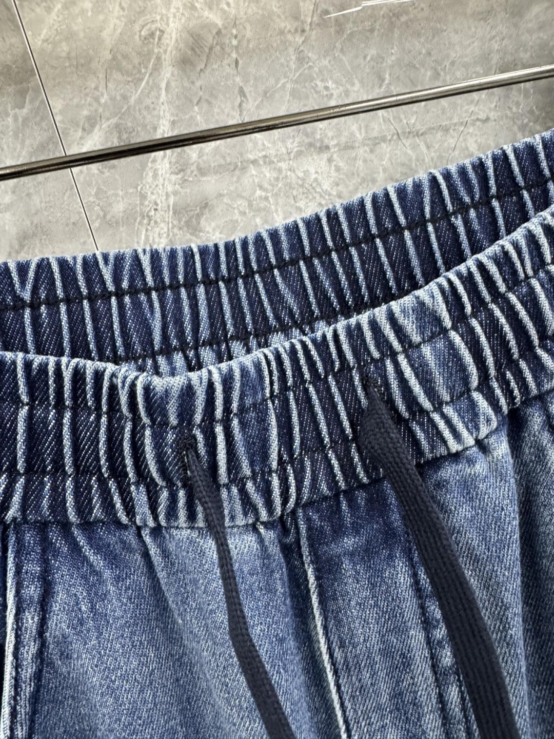 26春夏新款Martin Margiela宽松弹力牛仔裤，男士皮革标签点缀高街百搭蓝牛。柜台限量发行款，