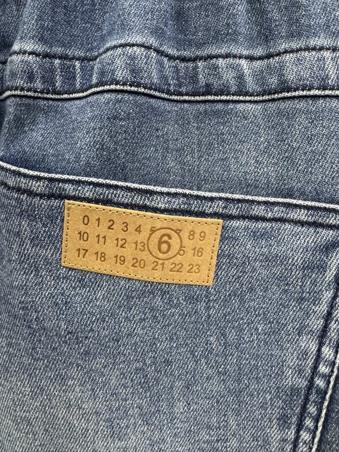 26春夏新款Martin Margiela宽松弹力牛仔裤，男士皮革标签点缀高街百搭蓝牛。柜台限量发行款，