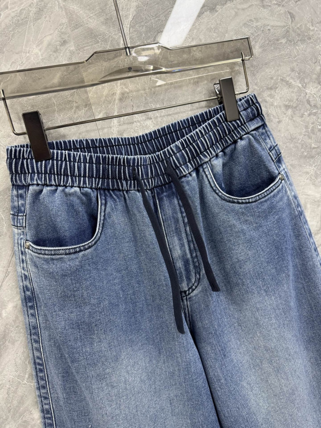 26春夏新款Martin Margiela宽松弹力牛仔裤，男士皮革标签点缀高街百搭蓝牛。柜台限量发行款，